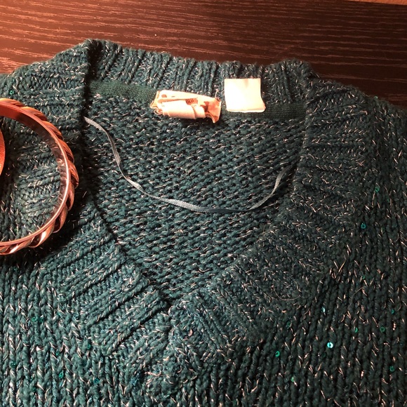 Shiny and green sweater - Picture 2 of 4